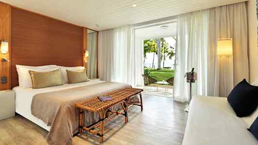 Dubbelrum med trämöbler och öppning mot trädgård. (AI-genererad text)