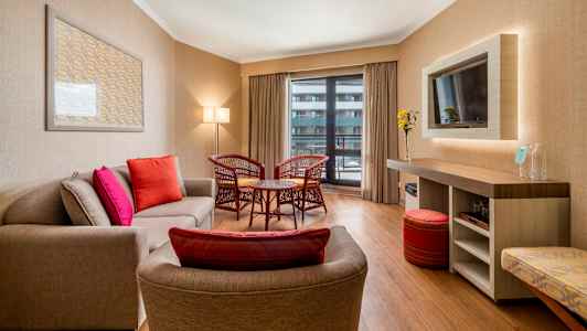 Modern hotellrum med sittgrupp och inredning. (AI-genererad text)