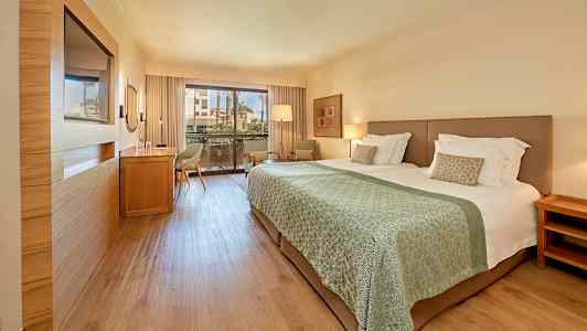 Hotellrum med dubbelsäng och balkong. (AI-genererad text)