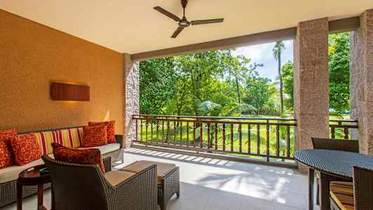 En terrass med sittmöbler och utsikt över grönska. (AI-genererad text)