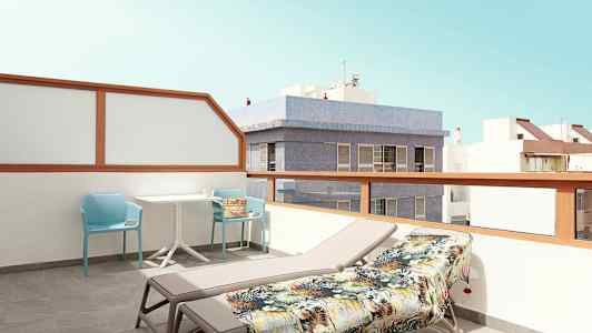 En balkong med solstolar, ett bord och stolar med utsikt över byggnader. (AI-genererad text)