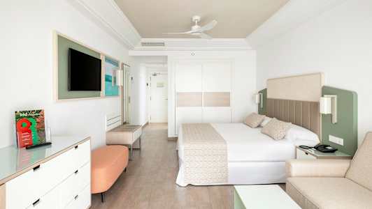 Ett modernt hotellrum med en stor säng och stilren inredning. (AI-genererad text)