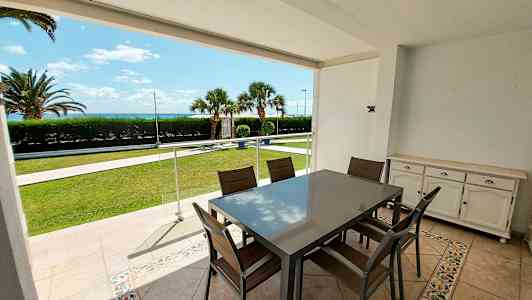 En möblerad terrass med havsutsikt. (AI-genererad text)