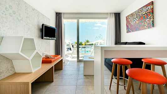 Modern inredning med utsikt över en pool genom fönstret. (AI-genererad text)