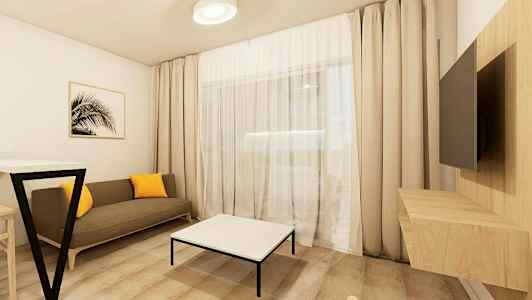 Ett vardagsrum med en brun soffa och två gula kuddar, ett glasbord, ett plankgolv och beige gardiner framför fönstret. (AI-genererad text)