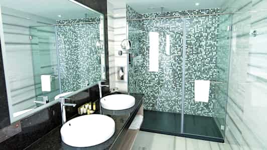 Modern badrum med dubbla handfat och dusch (AI-genererad text)