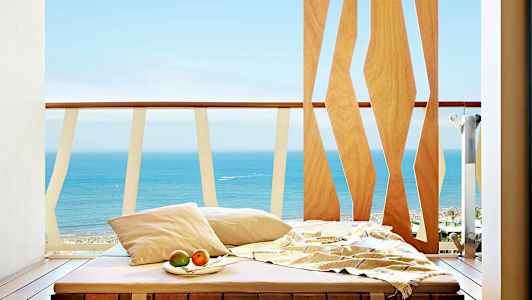 Solstol på en balkong med utsikt över havet. (AI-genererad text)