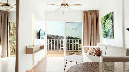 Modernt inrett hotellrum med balkong. (AI-genererad text)