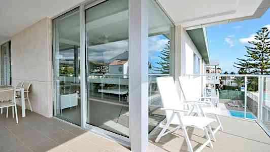 Balkong med utemöbler och utsikt över omgivningar. (AI-genererad text)