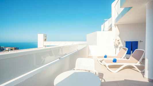 Terrass med solstolar och fantastisk utsikt över havet. (AI-genererad text)