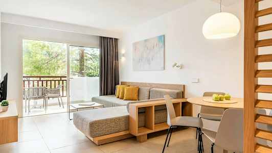 Modernt vardagsrum med soffa, matbord och balkong. (AI-genererad text)