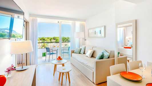 Ljus och modern hotellrumsvit med balkong och utsikt. (AI-genererad text)