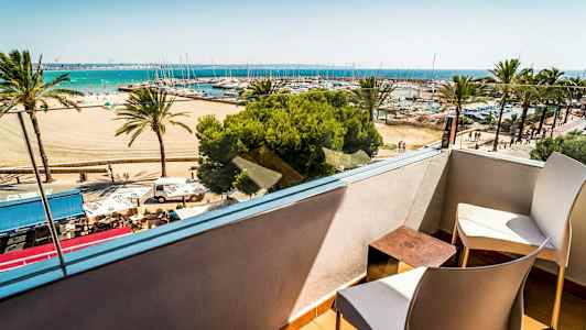 Utsikt från en balkong mot stranden, palmer och en hamn med båtar. (AI-genererad text)