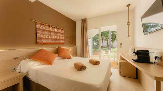 Hotellrum med dubbelsäng och dekorativ inredning. (AI-genererad text)