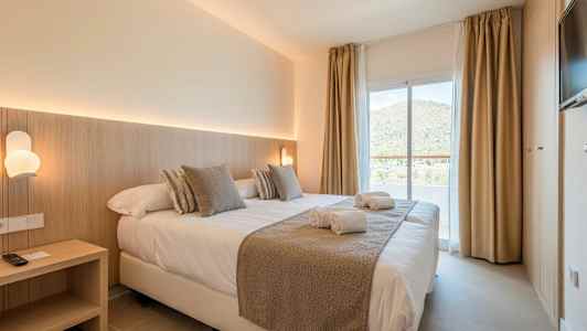 Dubbelrum med förberedda handdukar och inredning i varma toner. (AI-genererad text)