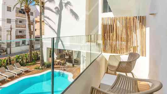 Privat balkong med utsikt över en pool och solstolar. (AI-genererad text)