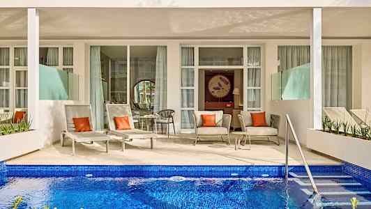 En terrass med solsängar och sittmöbler framför en privat pool. (AI-genererad text)