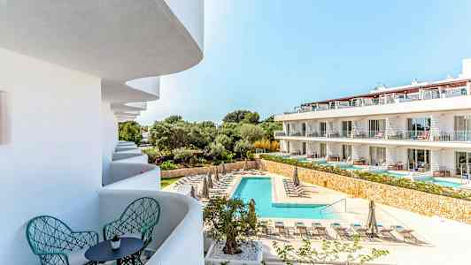 Bilden visar en semesteranläggning med en pool och solstolar, samt balkonger med sittplatser. (AI-genererad text)