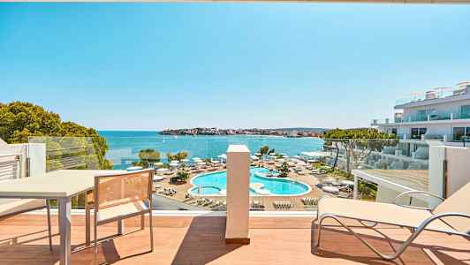 Hotellrumsvy mot poolområde och hav. (AI-genererad text)