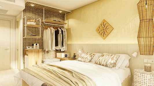 En inredd hotellrum med en dubbelsäng, klädställning och nattduksbord. (AI-genererad text)