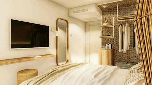 Ett modernt sovrum med en tv på väggen, en spegel och en hyllsektion med kläder och förvaring. (AI-genererad text)