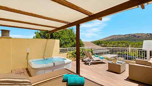 Luftig terrass med jacuzzi, solsängar och sittgrupp under ett träpergola. (AI-genererad text)