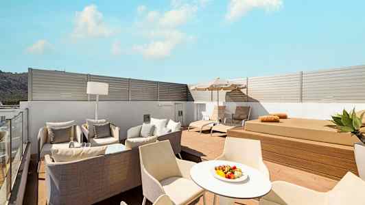 Modern takterrass med solstolar, sittgrupp och bord. (AI-genererad text)