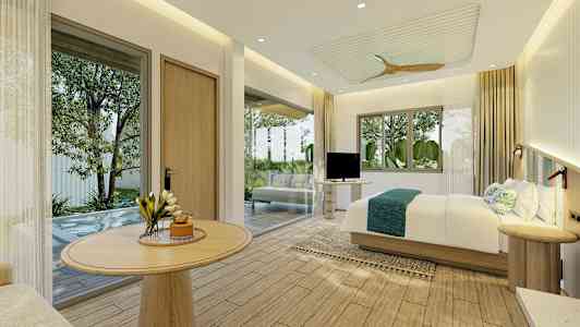 Ett ljust hotellrum med en stor säng, träinredning och stora fönster med utsikt mot en grönskande omgivning. (AI-genererad text)