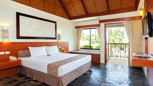 Hotellrum med en dubbelsäng, stora fönster och balkong. (AI-genererad text)