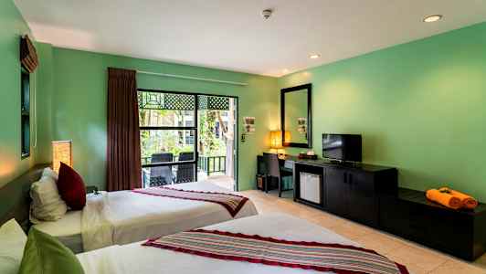 Dubbelrum med grön inredning och utsikt mot balkong. (AI-genererad text)