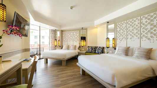 Hotelrum med två stora sängar, dekorativa lampor och bord med en blomma. (AI-genererad text)