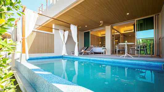 Privat pool med solstolar och sittgrupp framför ett sovrum. (AI-genererad text)