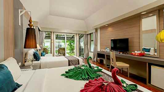 Hotellrum med två sängar, dekorerade handdukar och moderna möbler. (AI-genererad text)