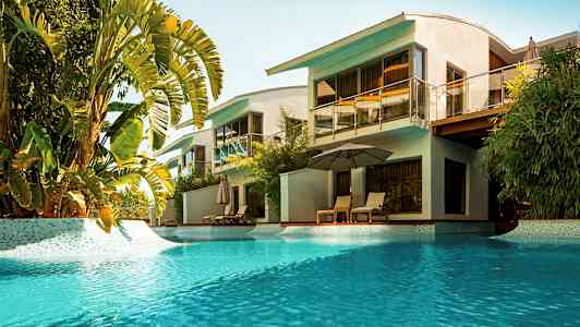 Bild av en tropisk pool vid moderna villor. (AI-genererad text)