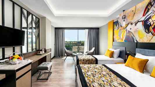 Rum med två enkelsängar och modern inredning. (AI-genererad text)