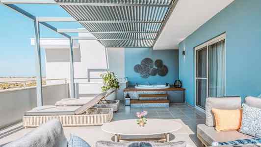 Terrass med moderna möbler, jacuzzi och utsikt. (AI-genererad text)