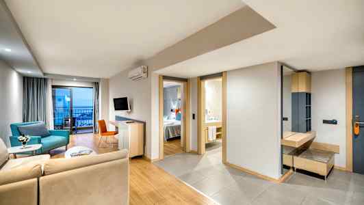 Bild på en modern hotellsvit med sittgrupp, sovrum och badrum. (AI-genererad text)