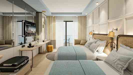 Hotellrum med två dubbelsängar, modern inredning och balkongdörr. (AI-genererad text)