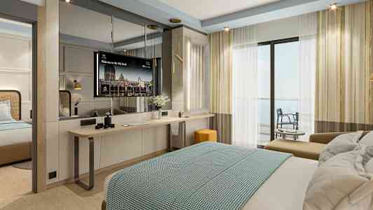 Hotellrum med en dubbelsäng, arbetsbord och balkongutsikt. (AI-genererad text)