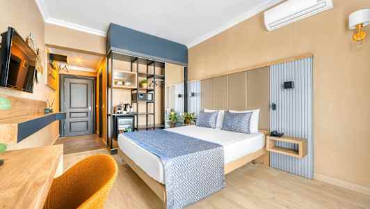 Ett hotellrum med en dubbelsäng och moderna möbler. (AI-genererad text)