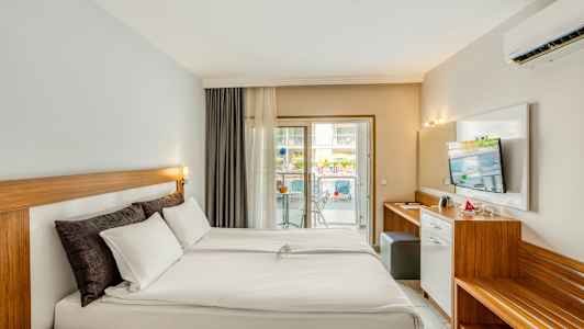 Hotellrum med dubbelsäng och balkong. (AI-genererad text)