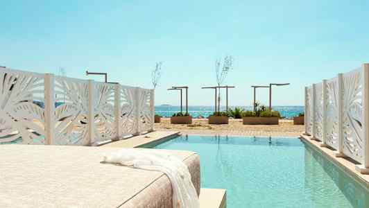 Solstol vid pool nära stranden med havsutsikt. (AI-genererad text)