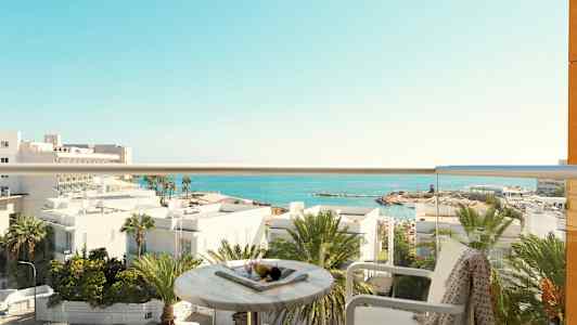 Utsikt från en balkong med havet i bakgrunden. (AI-genererad text)