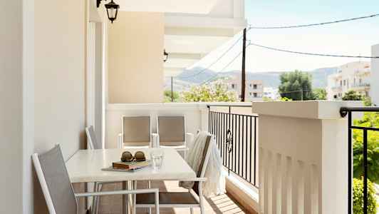 En möblerad balkong med utsikt mot omgivningen. (AI-genererad text)