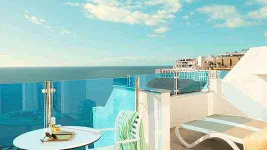 En terrass med utsikt över havet och byggnader i bakgrunden. (AI-genererad text)