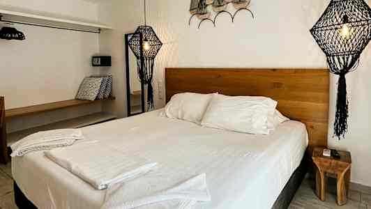Ett stilrent hotellrum med en dubbelsäng och modern inredning. (AI-genererad text)