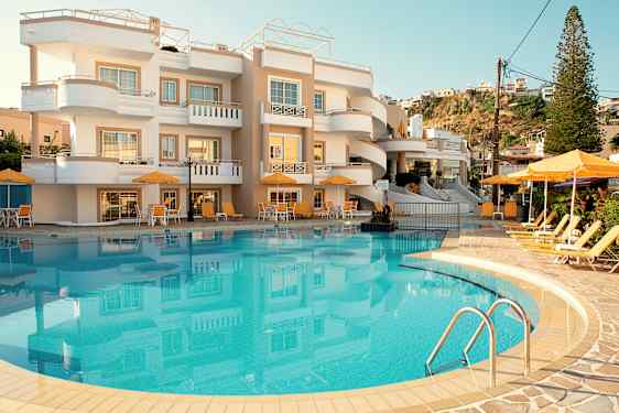 Bild av ett hotell med en pool och solstolar framför byggnaden. (AI-genererad text)