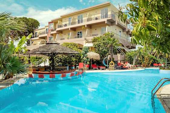 En utomhuspool med bar intill ett hotell. (AI-genererad text)