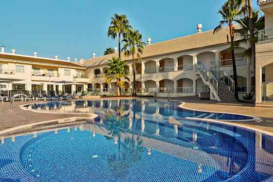 Bild av en hotellpool med solstolar och byggnader i bakgrunden. (AI-genererad text)