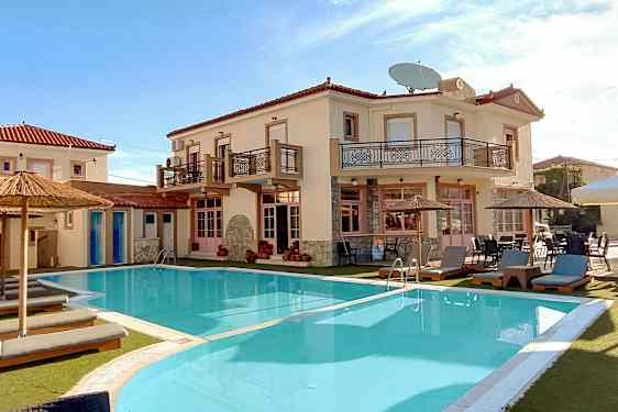 Hotell med pool och solstolar. (AI-genererad text)